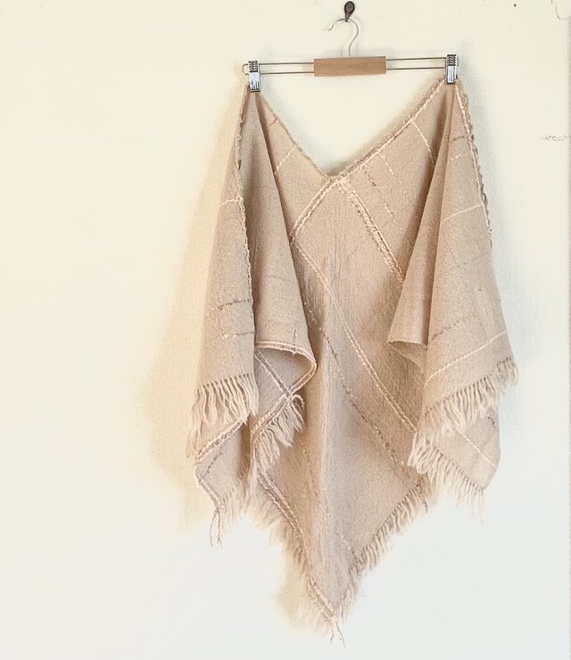 手織りの 大判三角ストール（ピンクベージュ） | iichi 日々の暮らしを