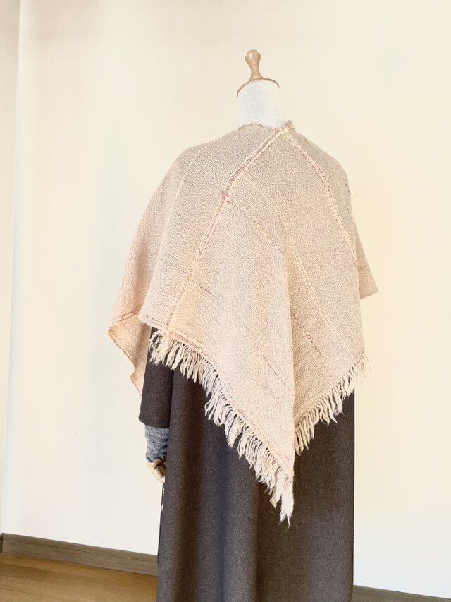 手織りの 大判三角ストール（ピンクベージュ） | iichi 日々の暮らしを