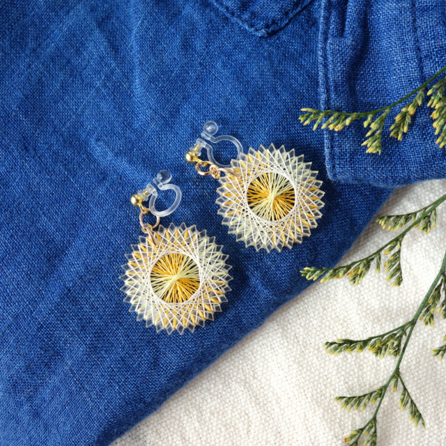 綿毛の季節｜春色イエローの絹糸イヤリング｜軽くて耳に優しいアクセサリー