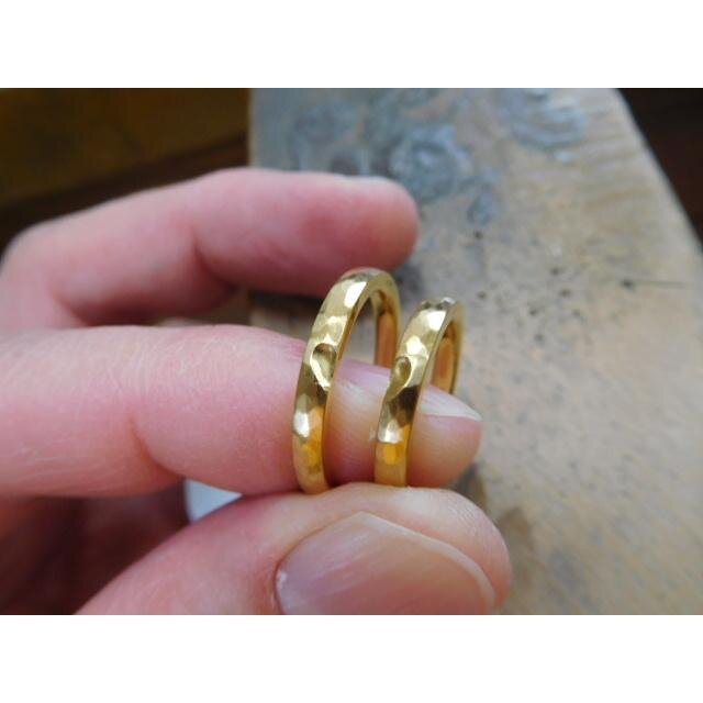 k24 結婚指輪 手作り【純金×鍛造】槌目リング ハート 細め 幅2.5mm くすみ加工