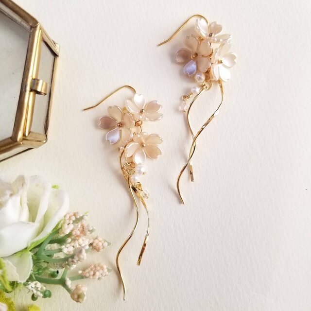 揺れるさくらと流れるようなウェーブのピアス又はイヤリング　結婚式、成人式、卒業式、入学式