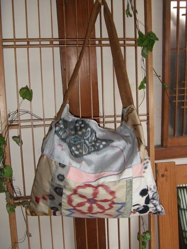 春色白地系銘仙リメイクいろいろパッチでショルダーバッグ