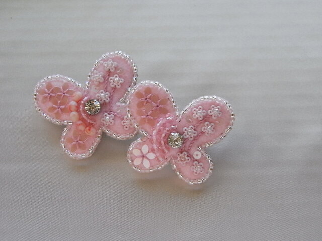 花蝶+桜 ビーズ刺繍ブローチ | iichi 日々の暮らしを心地よくする 