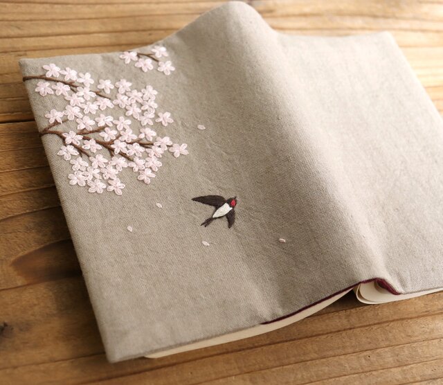 手刺繍のブックカバー『桜とツバメ』 | iichi ハンドメイド