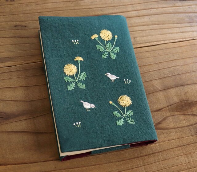 受注生産】手刺繍のブックカバー『たんぽぽ』 | iichi 日々の