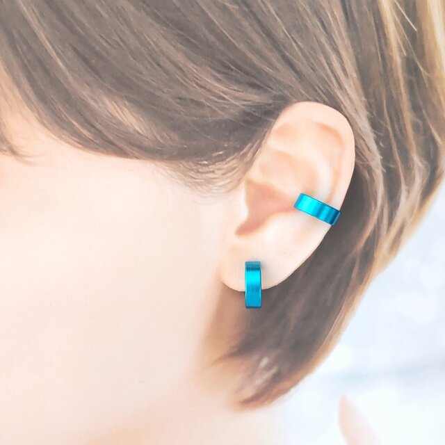 〈軽い〉〈痛くない〉〈挟めるだけ〉2wayブルーフラットリングイヤリング・イヤーカフ〈直径約14㎜幅約5㎜〉(両耳)(調節可)