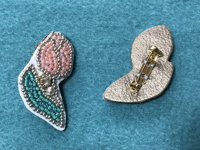 ビンテージ ブローチ 美品 ピンク珊瑚 翡翠 彫刻 チューリップ モチーフ ビーズ刺繍のブローチ☆チューリップ（ピンク） | iichi 日々の