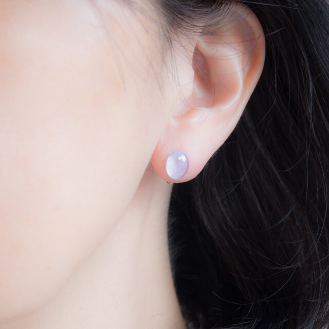 天然色ブルーカルセドニーのカボションひとつぶイヤリング(ノンホールピアス)