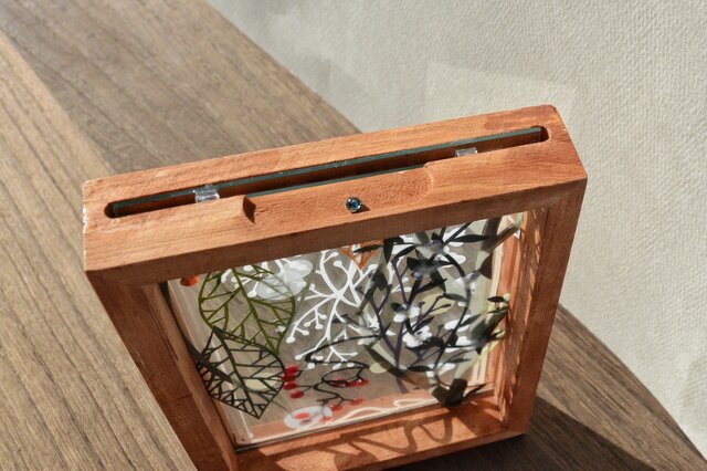 光透ける切り絵＊赤い実 | iichi 日々の暮らしを心地よくする