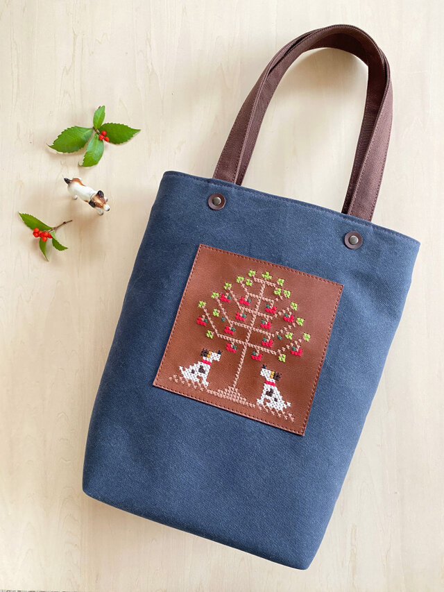 クロスステッチトート～リンゴの木（A4サイズ対応） iichi ハンドメイド・クラフト作品・手仕事品の通販