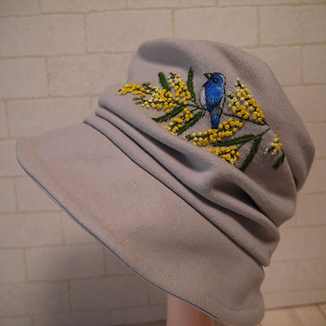 圧縮ウールニット生地で作ったクロッシェ（ミモザと青い鳥）