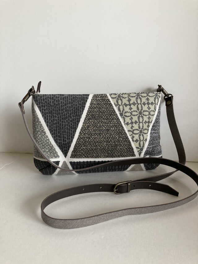 おしゃれな幾何学模様のミニショルダー（モノトーン）