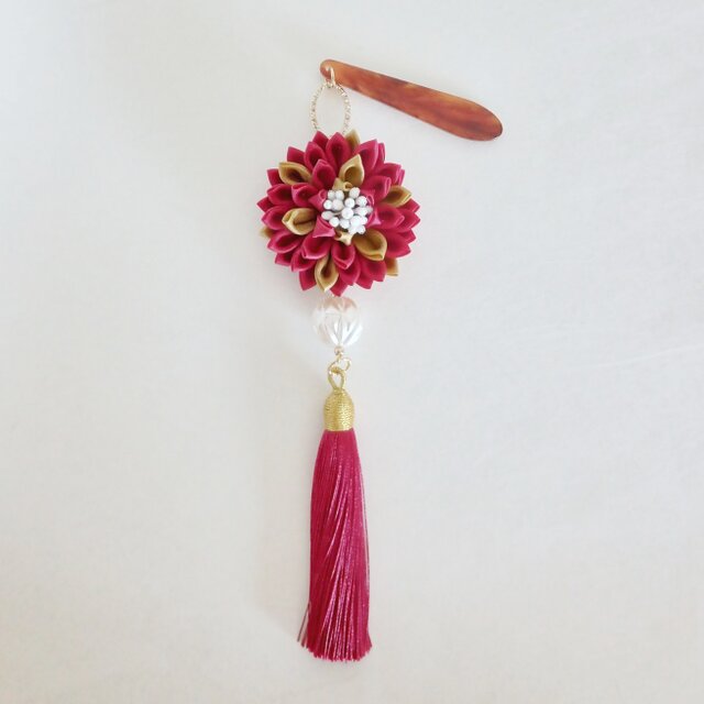 ダリアの帯飾り　タッセル付き　赤　つまみ細工　根付