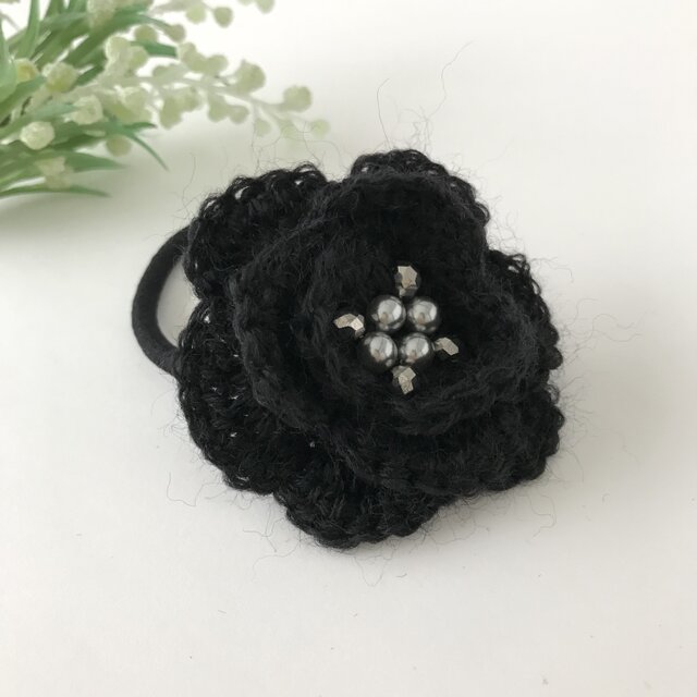 フラワー毛糸編みヘアゴム 黒 ブラック かぎ針編み 花 | iichi 日々の 
