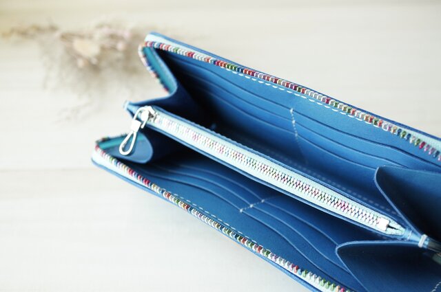 青い夏の空のような夏空ブルー 虹色ラウンドファスナー長財布 | iichi