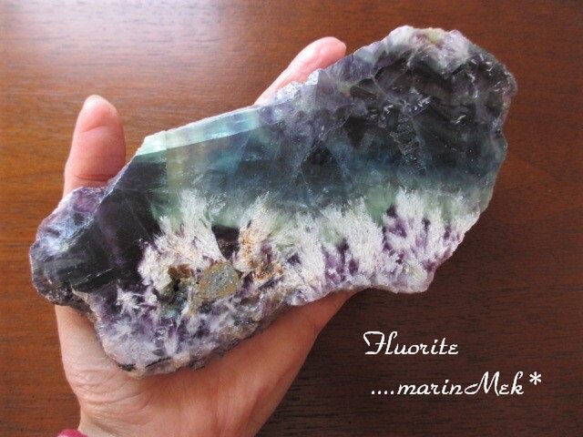 プレート原石フローライト140mm×83mm★台座つき★パワーストーン★【12】 marinMek*】フローライト原石（プレート）396g | iichi 日々の暮らし