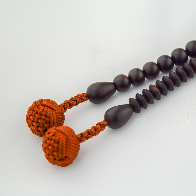 天台宗 九寸 縞黒檀 正式数珠 JUA81 | iichi 日々の暮らしを心地よく