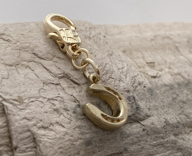 馬蹄ホースシュー◇真鍮ファスナーチャーム | iichi 日々の暮らしを
