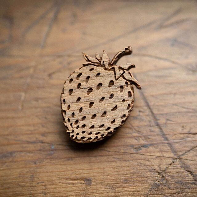 木ｔｃｈ】クルミの木・ブローチ ストロベリー（strawberry） | iichi