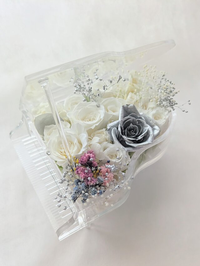 【プリザーブドフラワー／グランドピアノシリーズ】ブルーローズホワイトローズローズ/フラワーケースリボンラッピング付