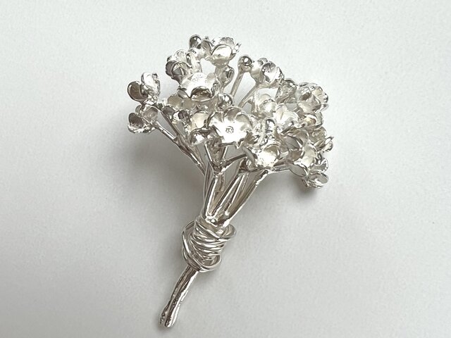 かすみ草のピンブローチ | iichi 日々の暮らしを心地よくする