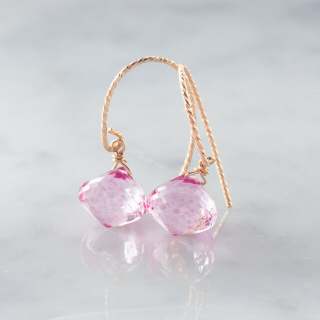 優雅なピンクトパーズのフックピアス～14KGF