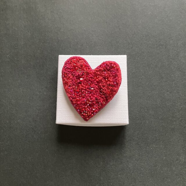 どきゅん！ハートの刺繍ブローチ