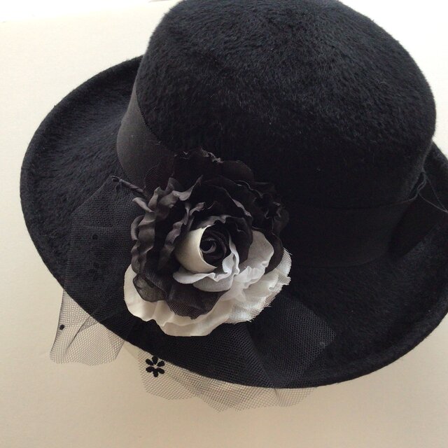 白と黒のチュールレース付き薔薇