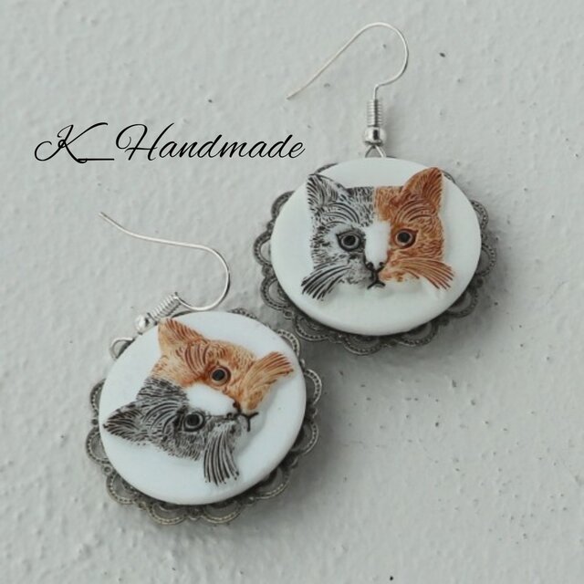 チェコガラスボタン　茶色と黒の愛らしいネコ　ピアス