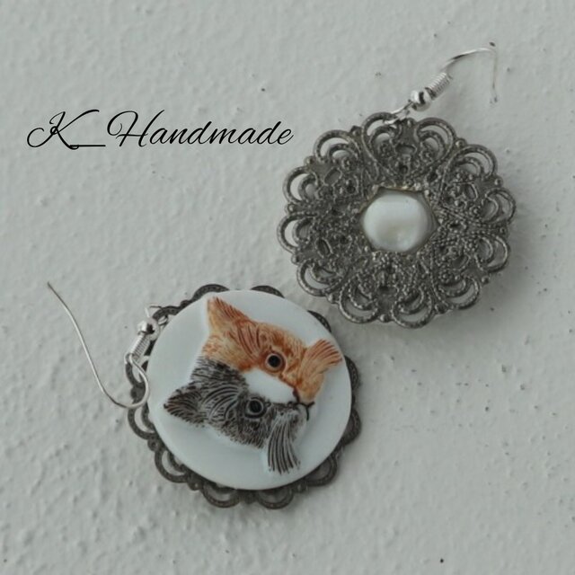 チェコガラスボタン 茶色と黒の愛らしいネコ ピアス | iichi 日々の