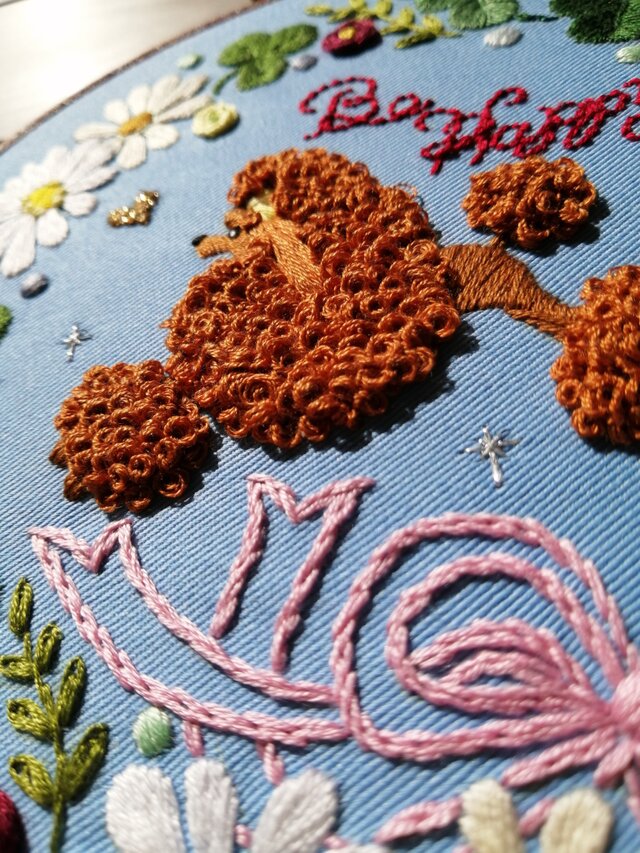 フラワーリース・プードル刺繍の壁飾り(特大） | iichi 日々の暮らしを