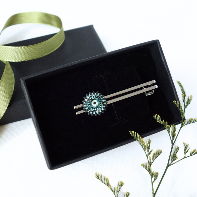 ネクタイピン 緑と黒の花模様｜大人の男性へ｜絹糸で仕立てた上品ギフト｜ギフト包装でお届け