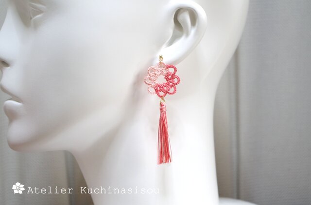 受注製作】タティングレースのツートーン・タッセルピアス〈桜