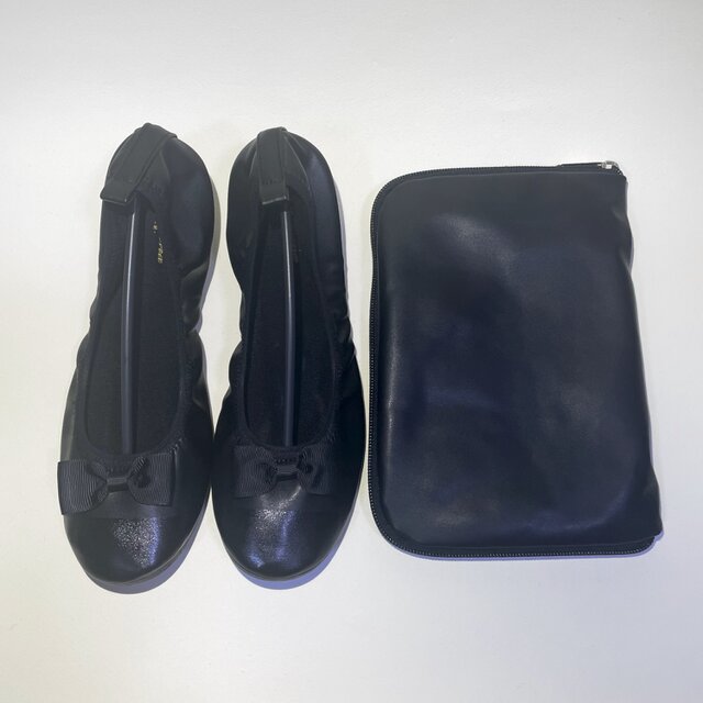 携帯可能な２トーンのリボンが可愛いエナメル合皮バレエシューズ (携帯バッグ付き) 22.0cm〜25.5cm