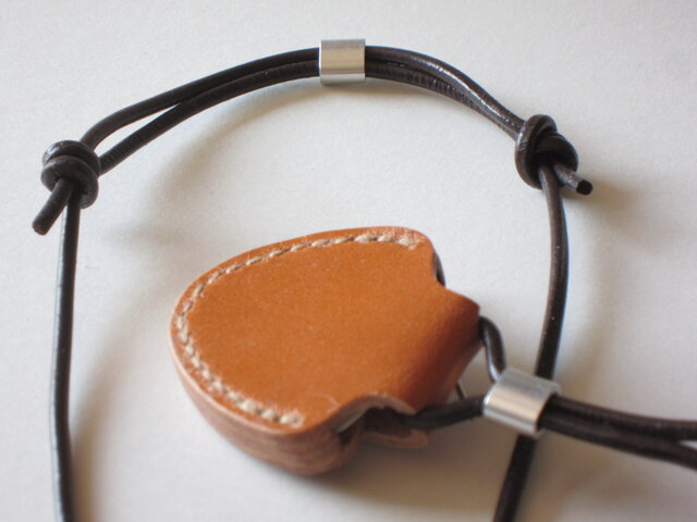 □ ギターピックケース・ペンダント：黄土色□約W44xD13xH43（革