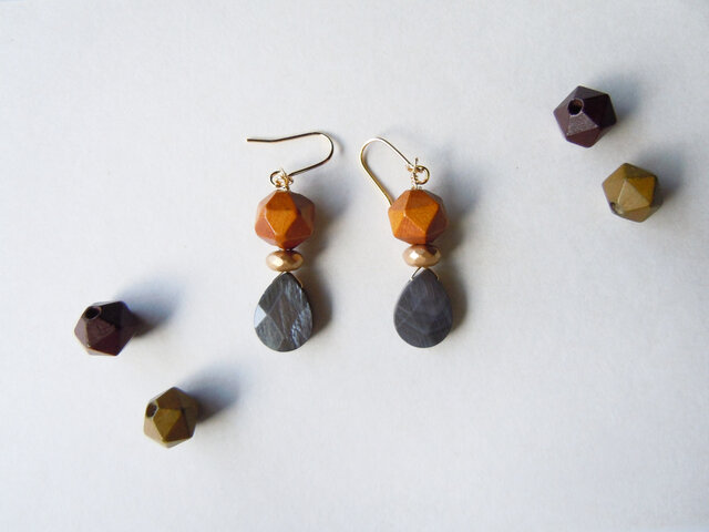 木とガラスとシェル、3つのカットビーズのピアス・イヤリング | iichi