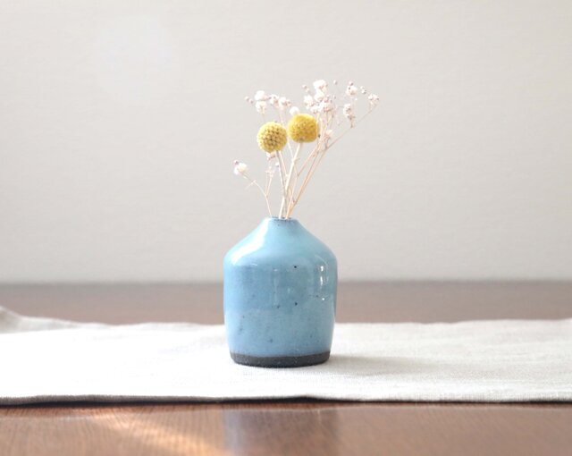 黒御影土とこっくり水色釉薬の一輪挿し | iichi 日々の暮らしを