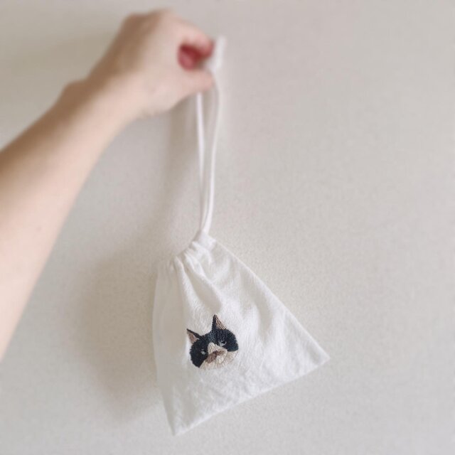 手刺繍入ちっちゃお裁縫巾着/マルチ巾着【ハチワレ猫と毛糸玉】 手刺繍入ちっちゃお裁縫巾着/マルチ巾着【ハチワレ猫と毛糸玉