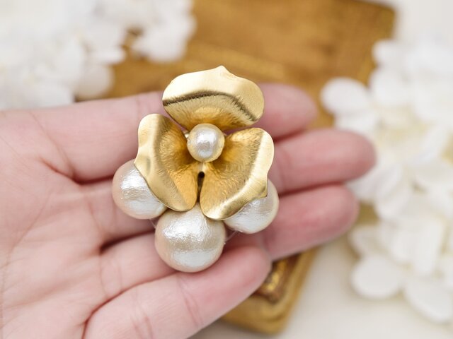 ブローチ】ヴィンテージな真鍮のお花 コットンパール・大