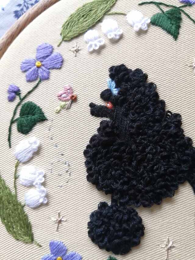 ブラック・プードル刺繍壁飾り☆フラワー・リース（すずらん&スミレ