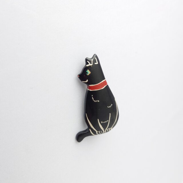 ブローチ　黒猫　横顔　レジン 横顔ネコ 漆ブローチ | iichi 日々の暮らしを心地よくするハンドメイド