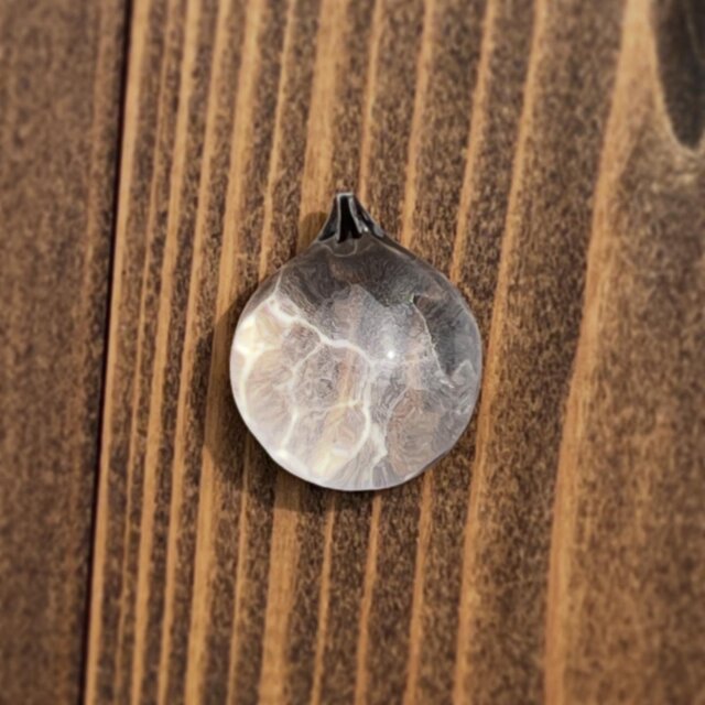 光の模様のペンダント（クリア）