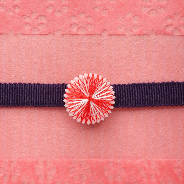 春の帯留め【三分紐用】／カーネーション／和装コーデに／糸まき手鞠の帯留め／母の日ギフト対応