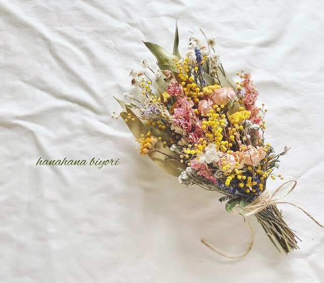 春の花束〜 ミモザと桜色の薔薇と小花のスワッグ | iichi 日々の暮らし
