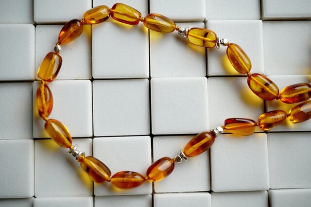 あめ色琥珀とシルバービーズネックレス | iichi 日々の暮らしを
