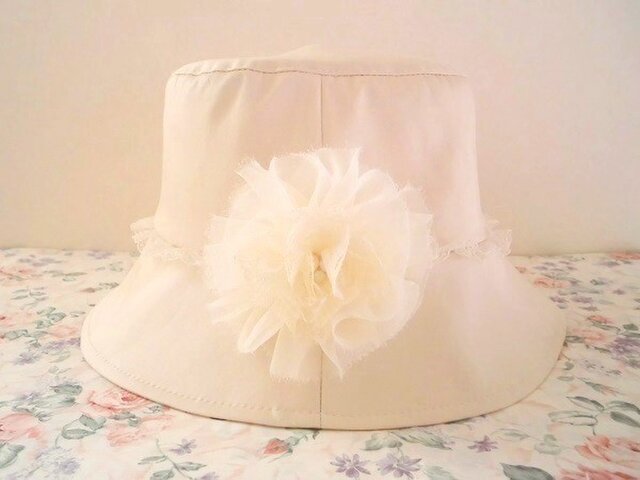 シフォンコサージュ付きベージュの帽子の画像1枚目