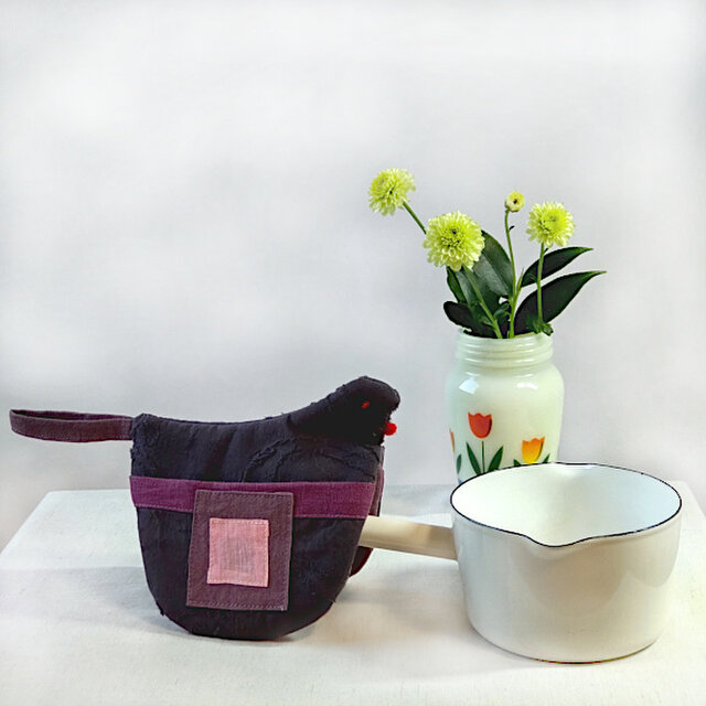 ほっこりするリメイク鳥さんオーブンミット(四角いパッチワークアートのパープル鳥さん鍋つかみ)