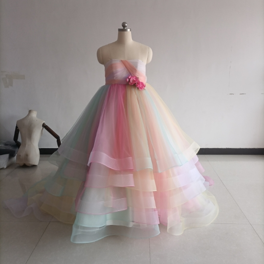ピンクカラードレス  エレガント結婚式ドレス ベアトップ トレーン 花嫁 前撮りフォーマル/ドレス