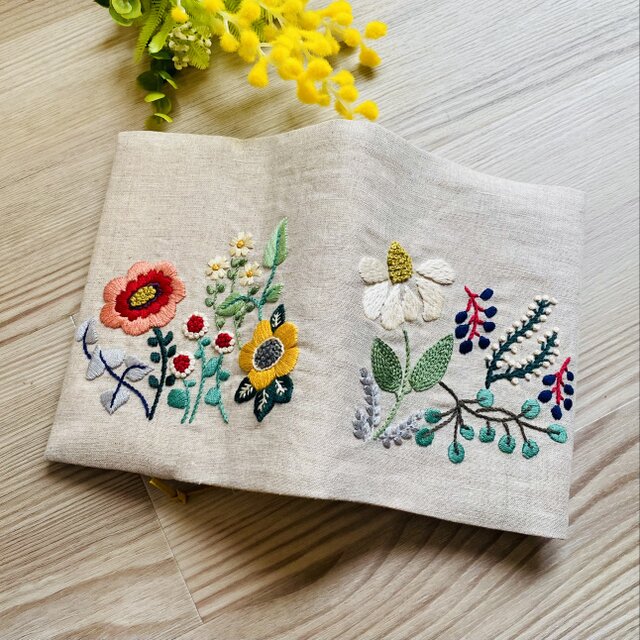 手刺繍ブックカバー ＊花 文庫本 | iichi 日々の暮らしを