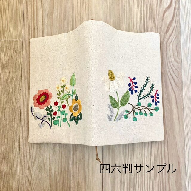 手刺繍ブックカバー ＊花 文庫本 | iichi 日々の暮らしを心地よくする